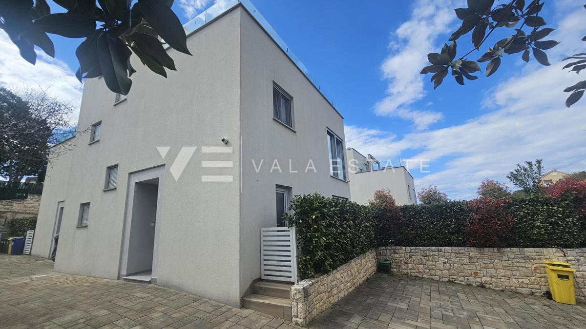 TRINADSTROPNO APARTMA Z BAZENOM IN STREŠNO TERASO LE 300 M DO MORJA