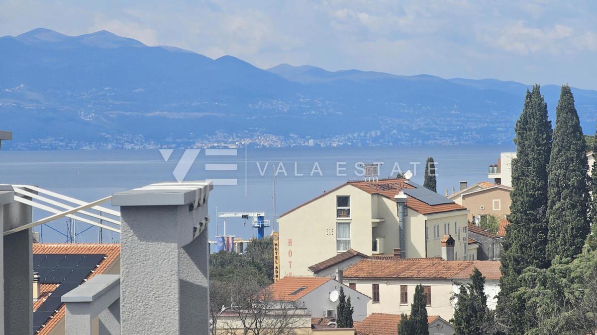 TRINADSTROPNO APARTMA Z BAZENOM IN STREŠNO TERASO LE 300 M DO MORJA