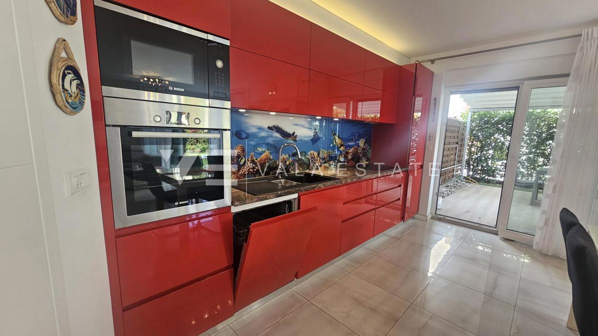 TRINADSTROPNO APARTMA Z BAZENOM IN STREŠNO TERASO LE 300 M DO MORJA