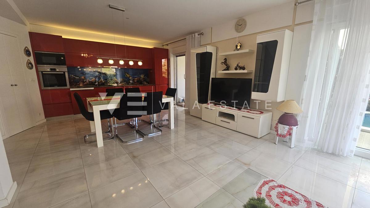 TRINADSTROPNO APARTMA Z BAZENOM IN STREŠNO TERASO LE 300 M DO MORJA