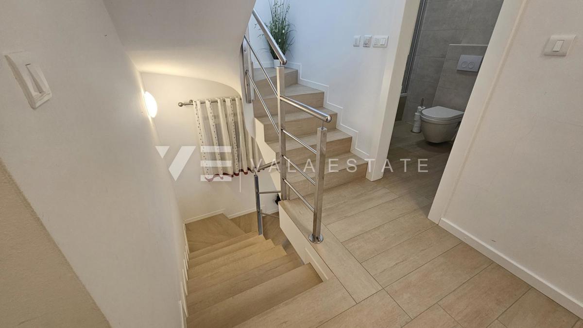 TRINADSTROPNO APARTMA Z BAZENOM IN STREŠNO TERASO LE 300 M DO MORJA