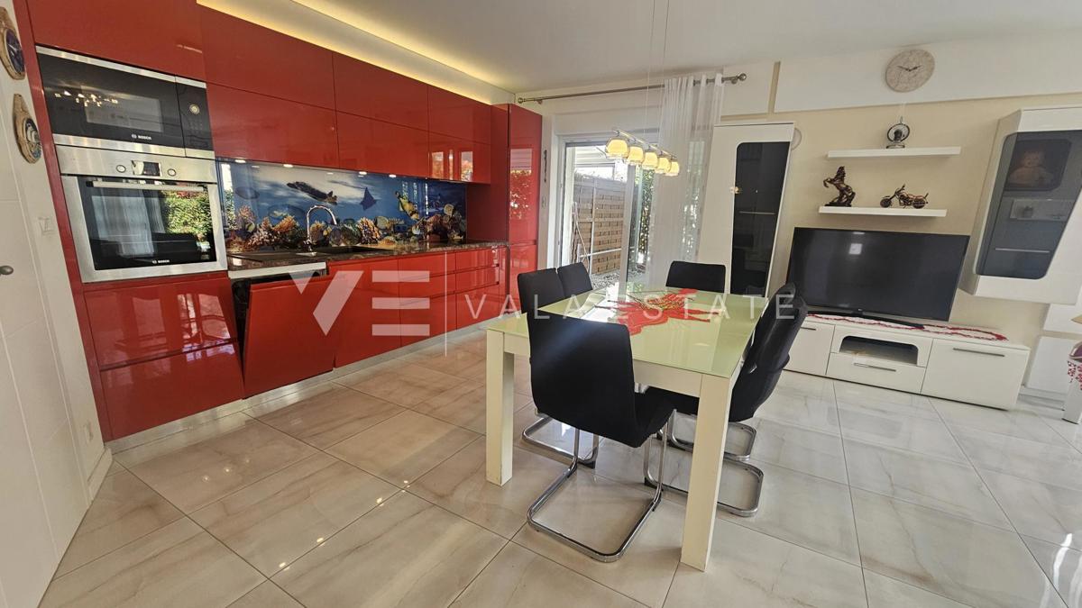 TRINADSTROPNO APARTMA Z BAZENOM IN STREŠNO TERASO LE 300 M DO MORJA