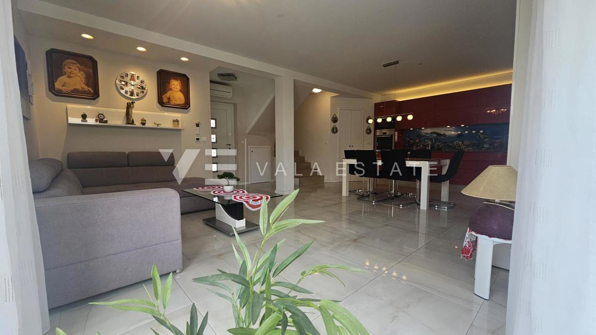 TRINADSTROPNO APARTMA Z BAZENOM IN STREŠNO TERASO LE 300 M DO MORJA