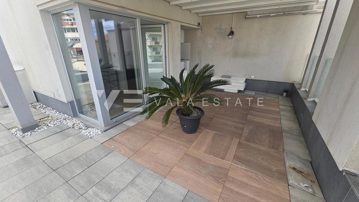 TRINADSTROPNO APARTMA Z BAZENOM IN STREŠNO TERASO LE 300 M DO MORJA