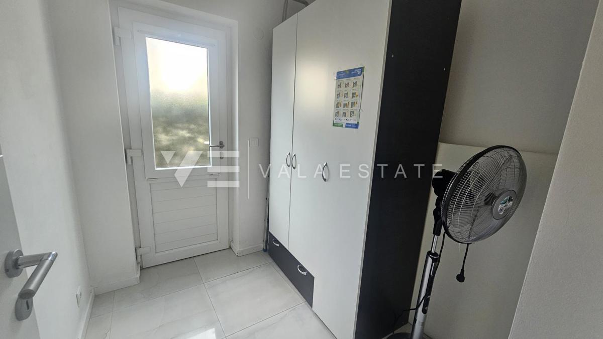 TRINADSTROPNO APARTMA Z BAZENOM IN STREŠNO TERASO LE 300 M DO MORJA