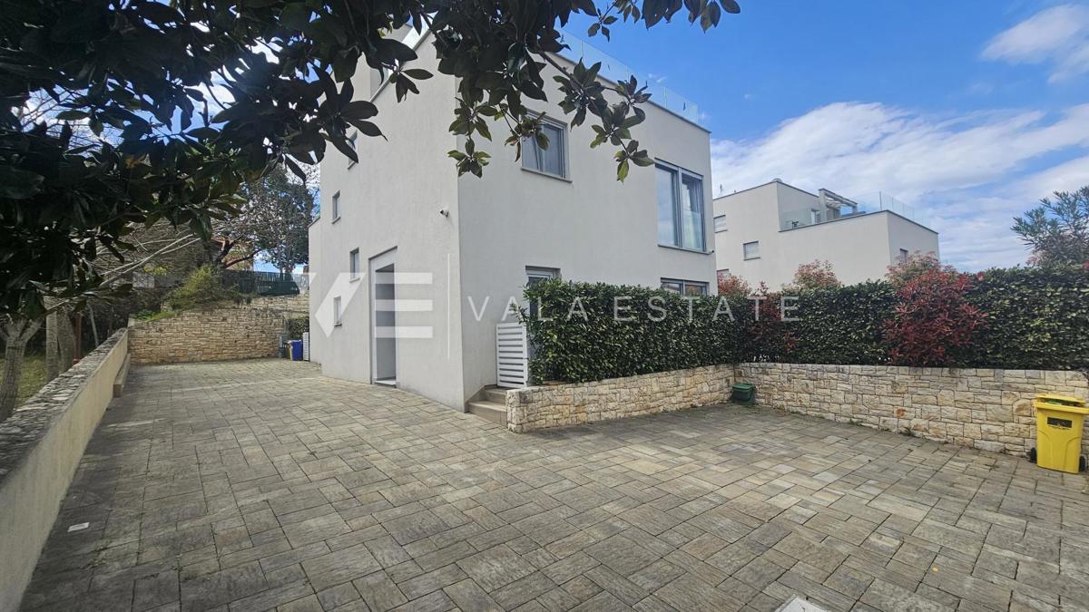 TRINADSTROPNO APARTMA Z BAZENOM IN STREŠNO TERASO LE 300 M DO MORJA