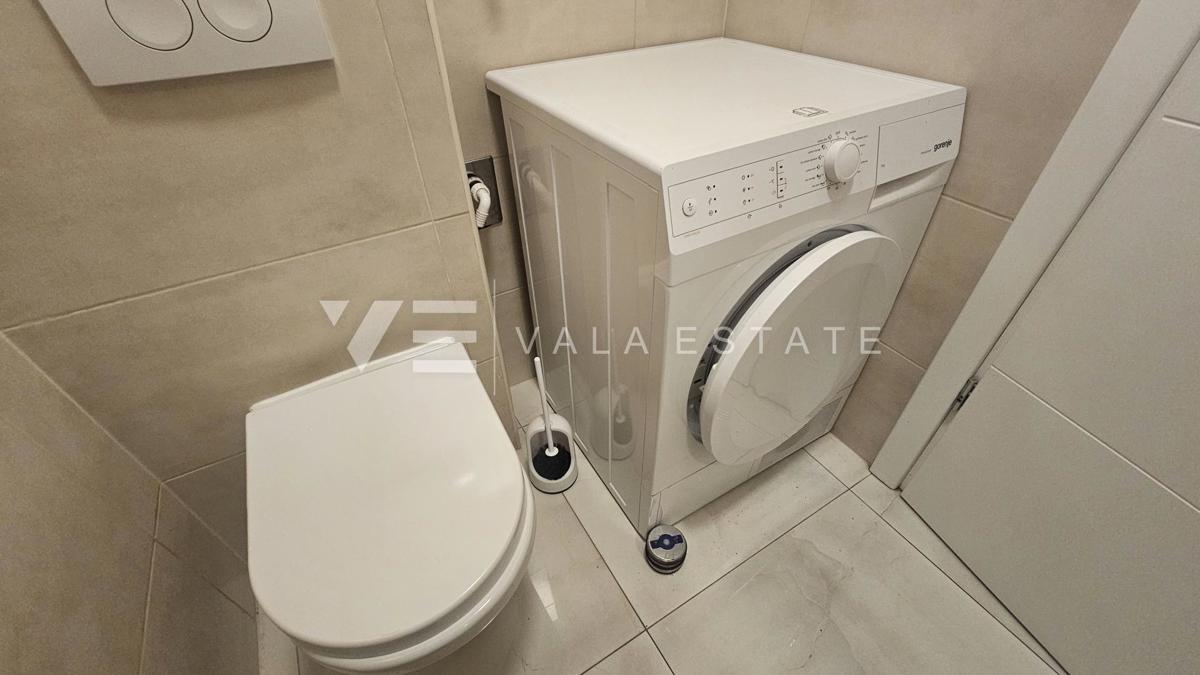 TRINADSTROPNO APARTMA Z BAZENOM IN STREŠNO TERASO LE 300 M DO MORJA