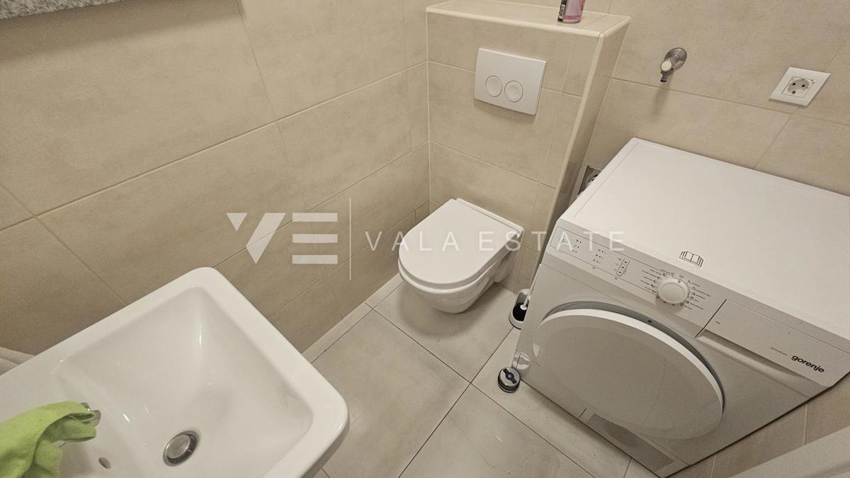 TRINADSTROPNO APARTMA Z BAZENOM IN STREŠNO TERASO LE 300 M DO MORJA