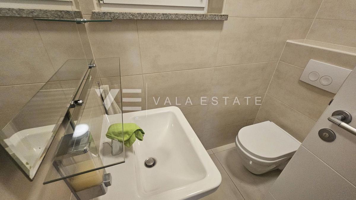 TRINADSTROPNO APARTMA Z BAZENOM IN STREŠNO TERASO LE 300 M DO MORJA