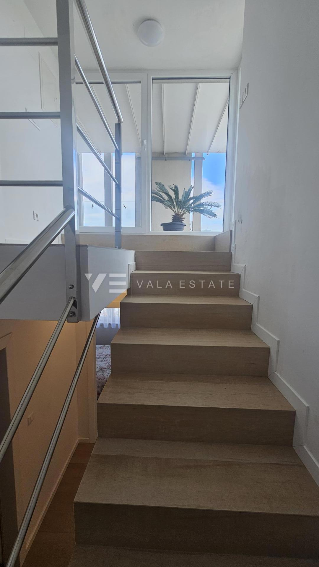 TRINADSTROPNO APARTMA Z BAZENOM IN STREŠNO TERASO LE 300 M DO MORJA