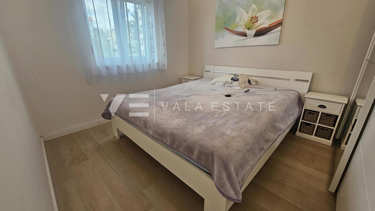 TRINADSTROPNO APARTMA Z BAZENOM IN STREŠNO TERASO LE 300 M DO MORJA
