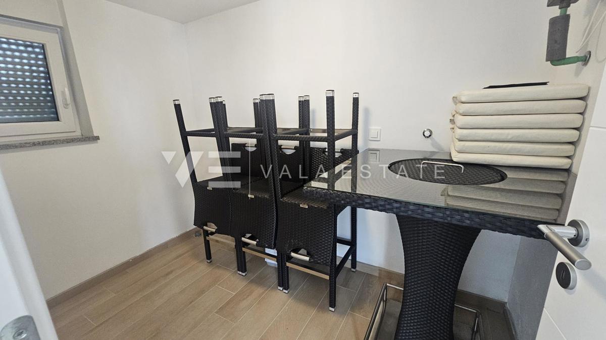 TRINADSTROPNO APARTMA Z BAZENOM IN STREŠNO TERASO LE 300 M DO MORJA