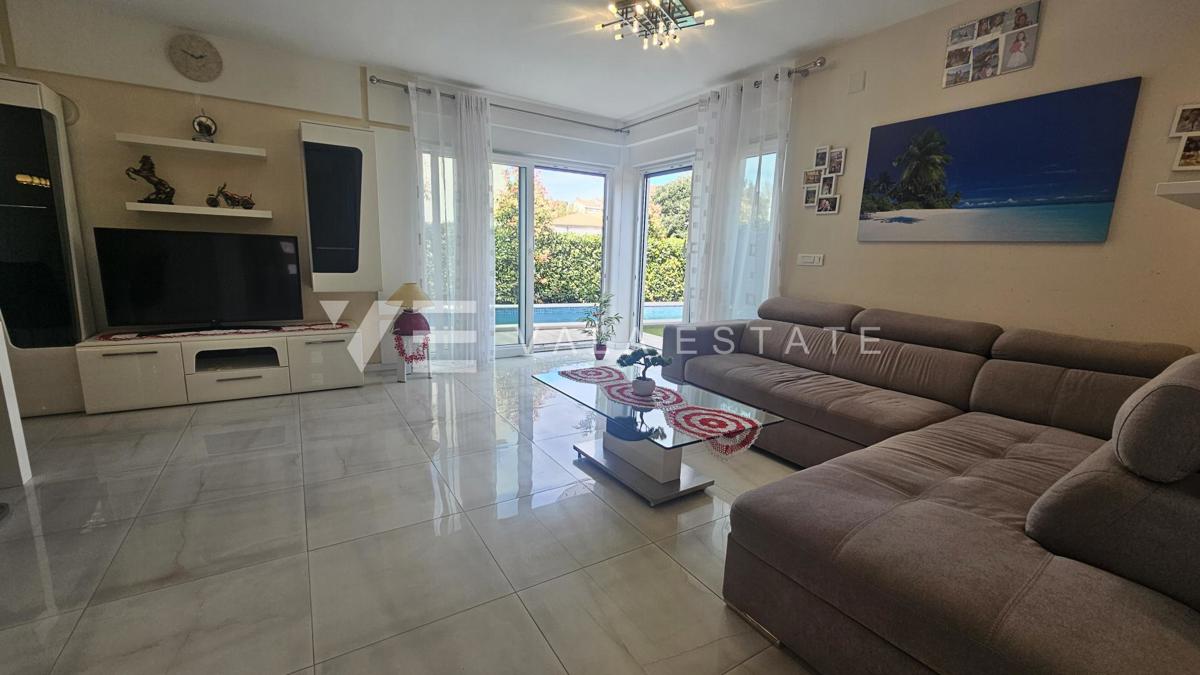 TRINADSTROPNO APARTMA Z BAZENOM IN STREŠNO TERASO LE 300 M DO MORJA