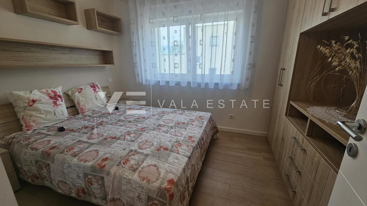 TRINADSTROPNO APARTMA Z BAZENOM IN STREŠNO TERASO LE 300 M DO MORJA