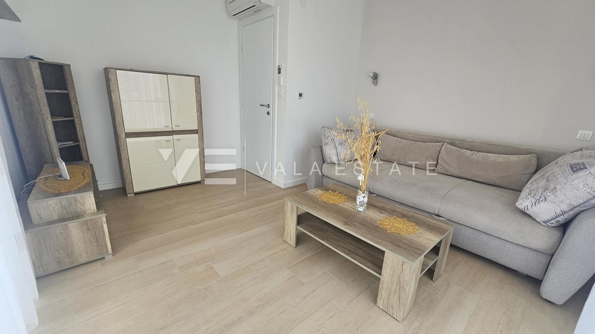 TRINADSTROPNO APARTMA Z BAZENOM IN STREŠNO TERASO LE 300 M DO MORJA