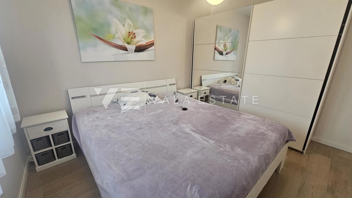 TRINADSTROPNO APARTMA Z BAZENOM IN STREŠNO TERASO LE 300 M DO MORJA