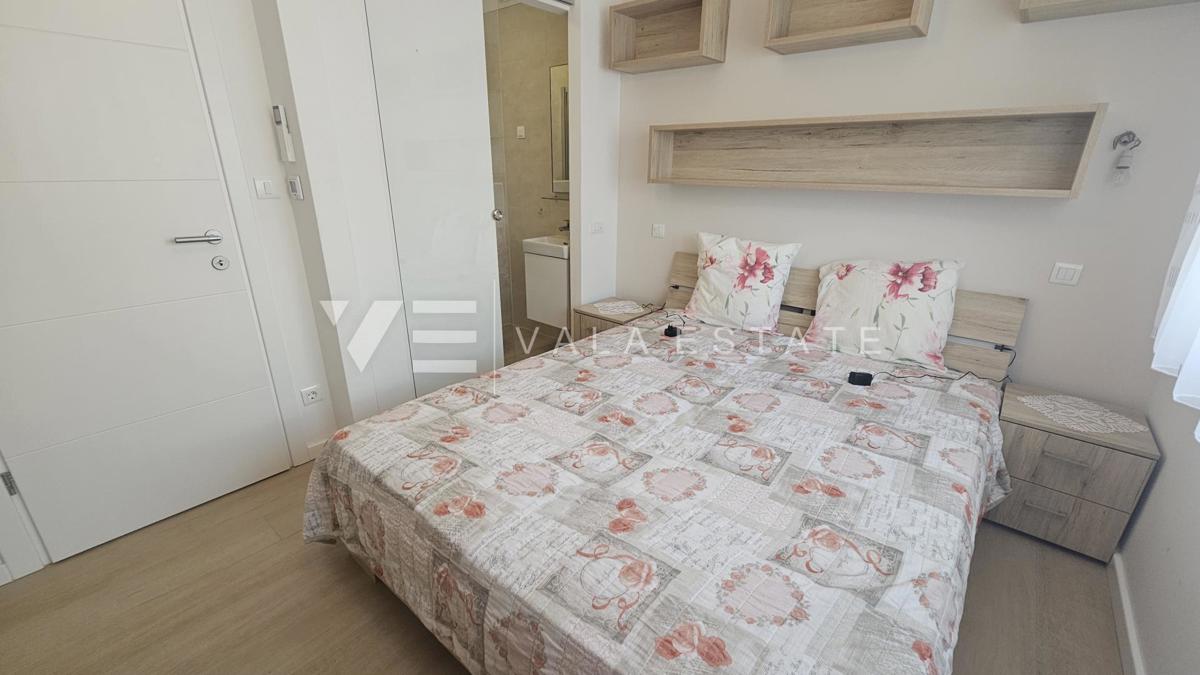 TRINADSTROPNO APARTMA Z BAZENOM IN STREŠNO TERASO LE 300 M DO MORJA