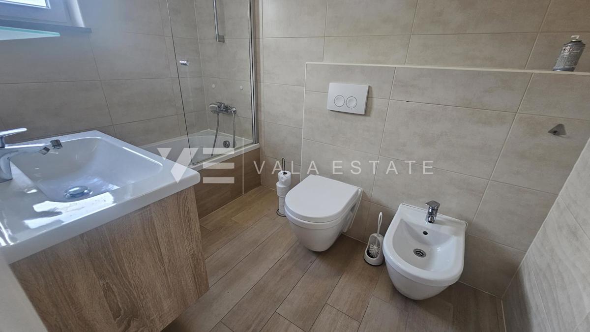 TRINADSTROPNO APARTMA Z BAZENOM IN STREŠNO TERASO LE 300 M DO MORJA