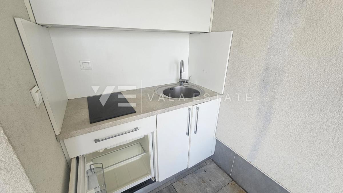 TRINADSTROPNO APARTMA Z BAZENOM IN STREŠNO TERASO LE 300 M DO MORJA