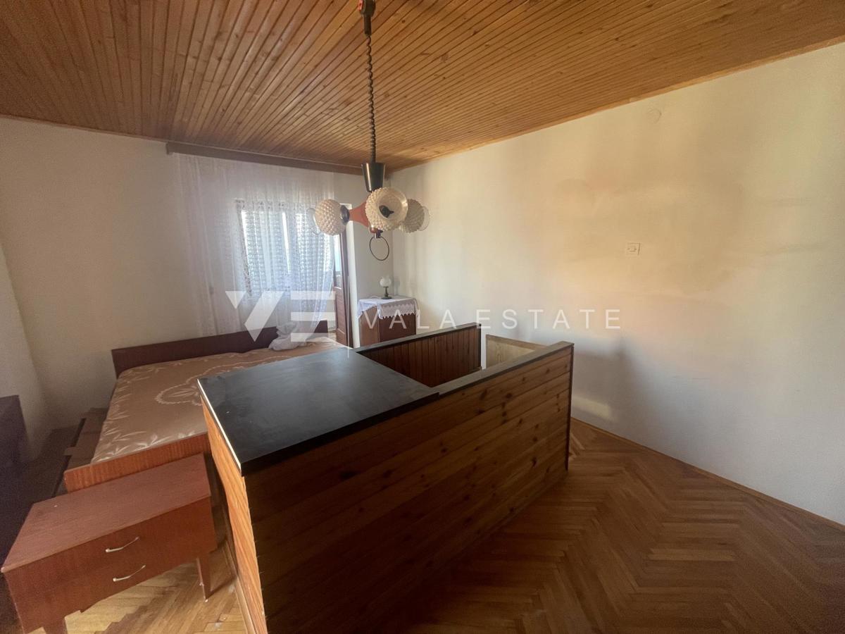 KAMNITA HIŠA ZA ADAPTACIJO S POGLEDOM NA MORJE