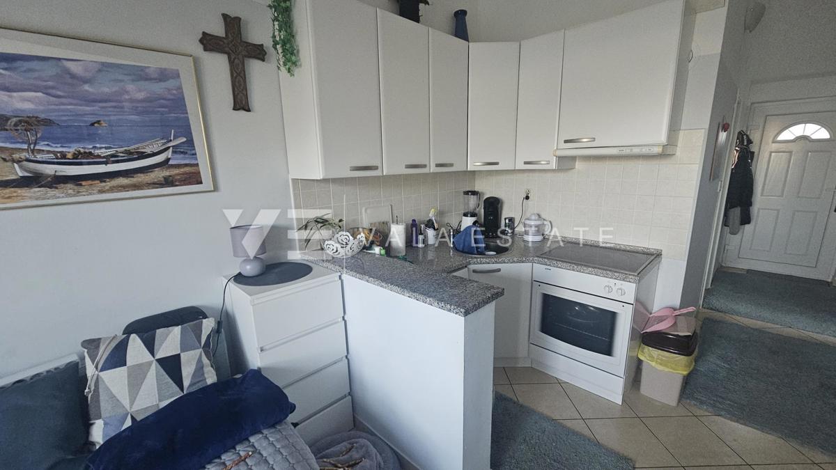 REDKOST V BAŠKI - APARTMA Z ODPRTIM POGLEDOM NA MORJE V BLIŽINI PLAŽE