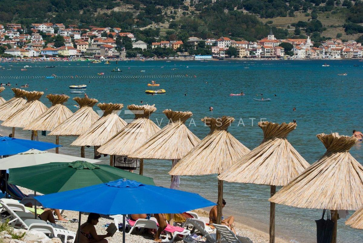 REDKOST V BAŠKI - APARTMA Z ODPRTIM POGLEDOM NA MORJE V BLIŽINI PLAŽE