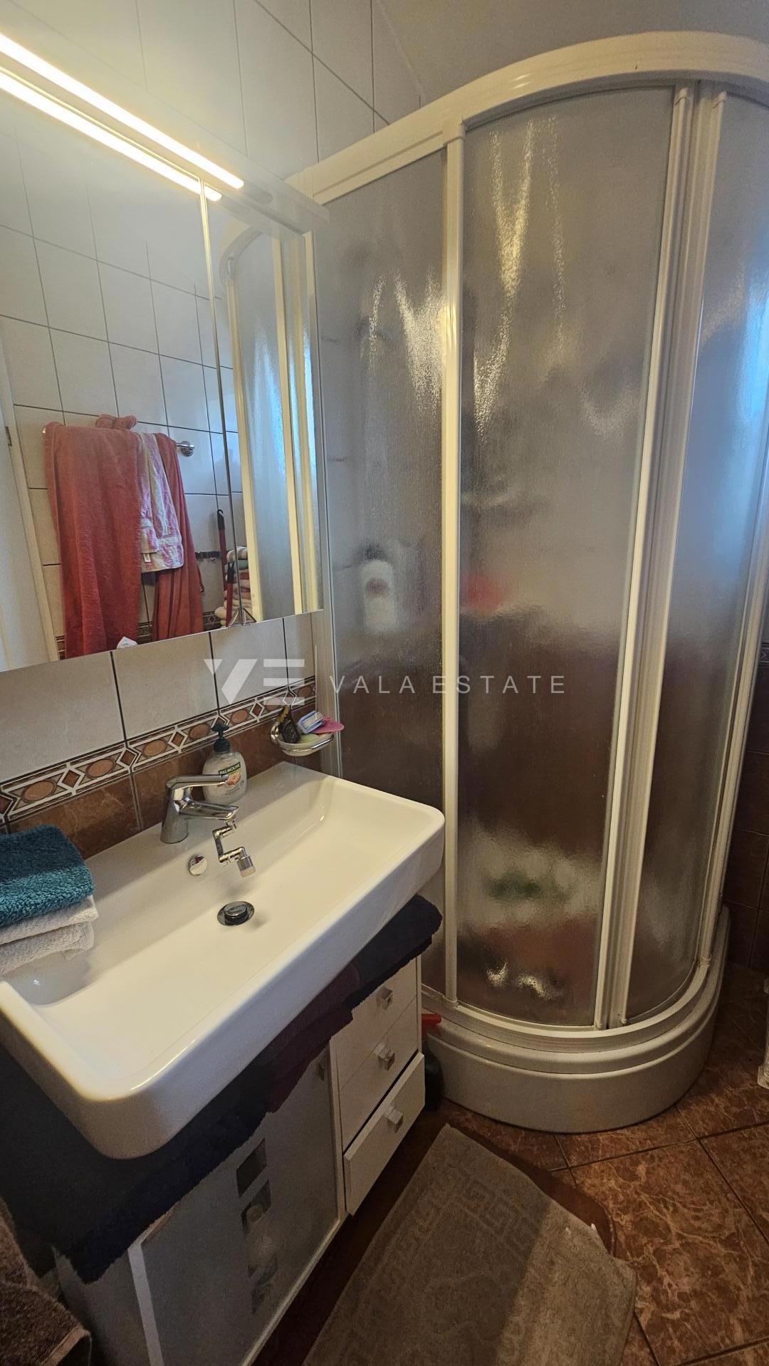 REDKOST V BAŠKI - APARTMA Z ODPRTIM POGLEDOM NA MORJE V BLIŽINI PLAŽE
