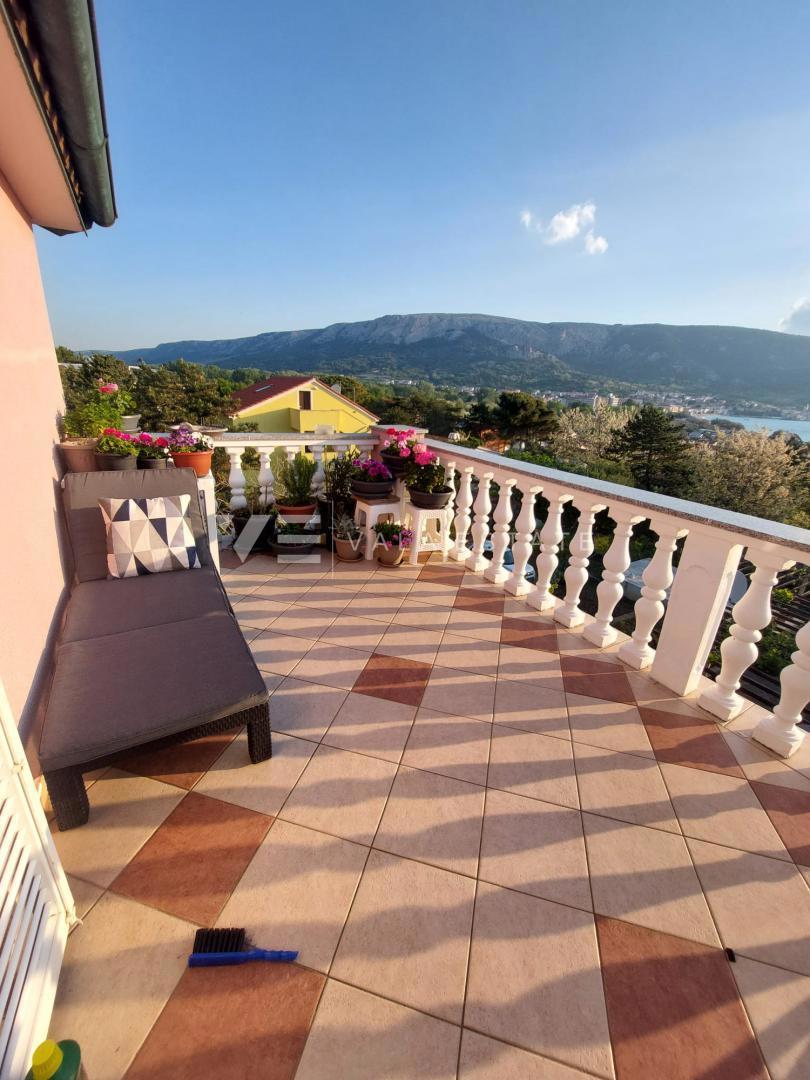 REDKOST V BAŠKI - APARTMA Z ODPRTIM POGLEDOM NA MORJE V BLIŽINI PLAŽE