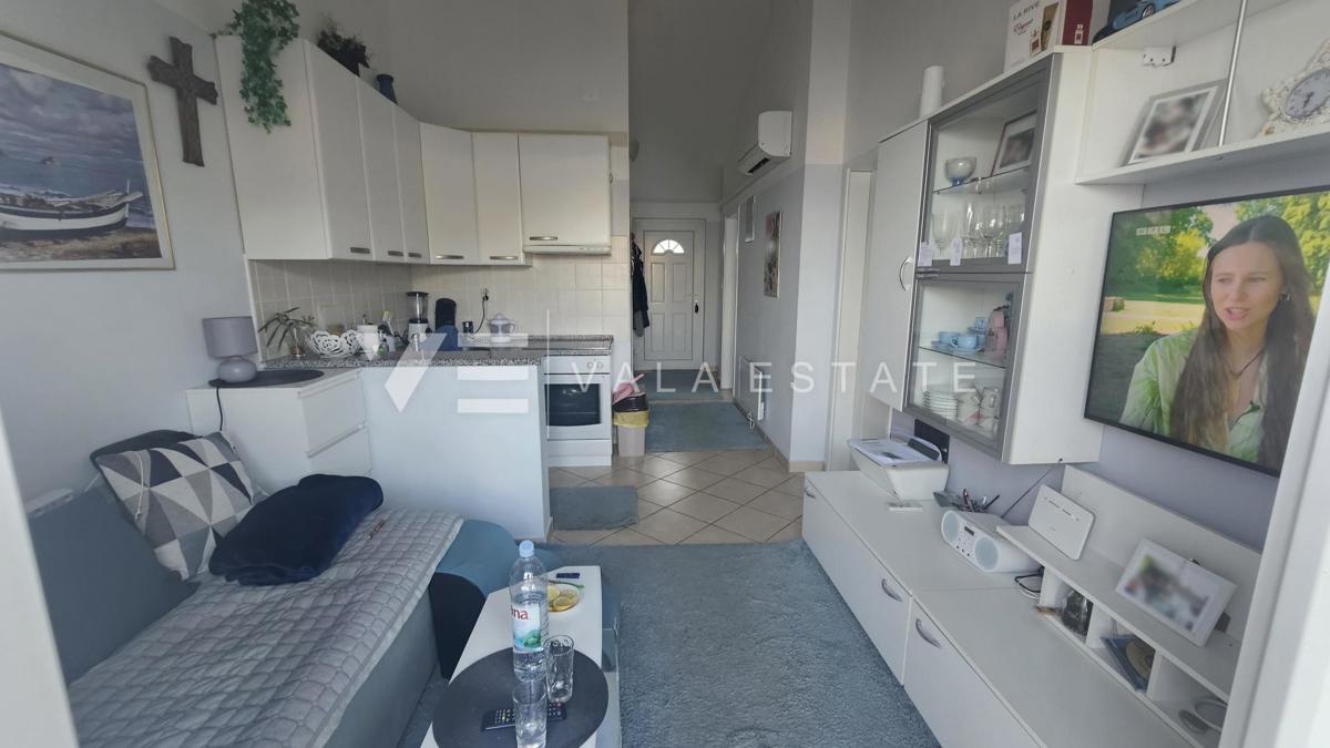 REDKOST V BAŠKI - APARTMA Z ODPRTIM POGLEDOM NA MORJE V BLIŽINI PLAŽE