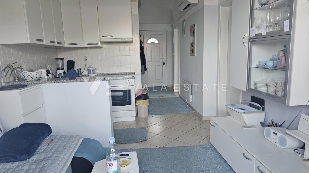 REDKOST V BAŠKI - APARTMA Z ODPRTIM POGLEDOM NA MORJE V BLIŽINI PLAŽE