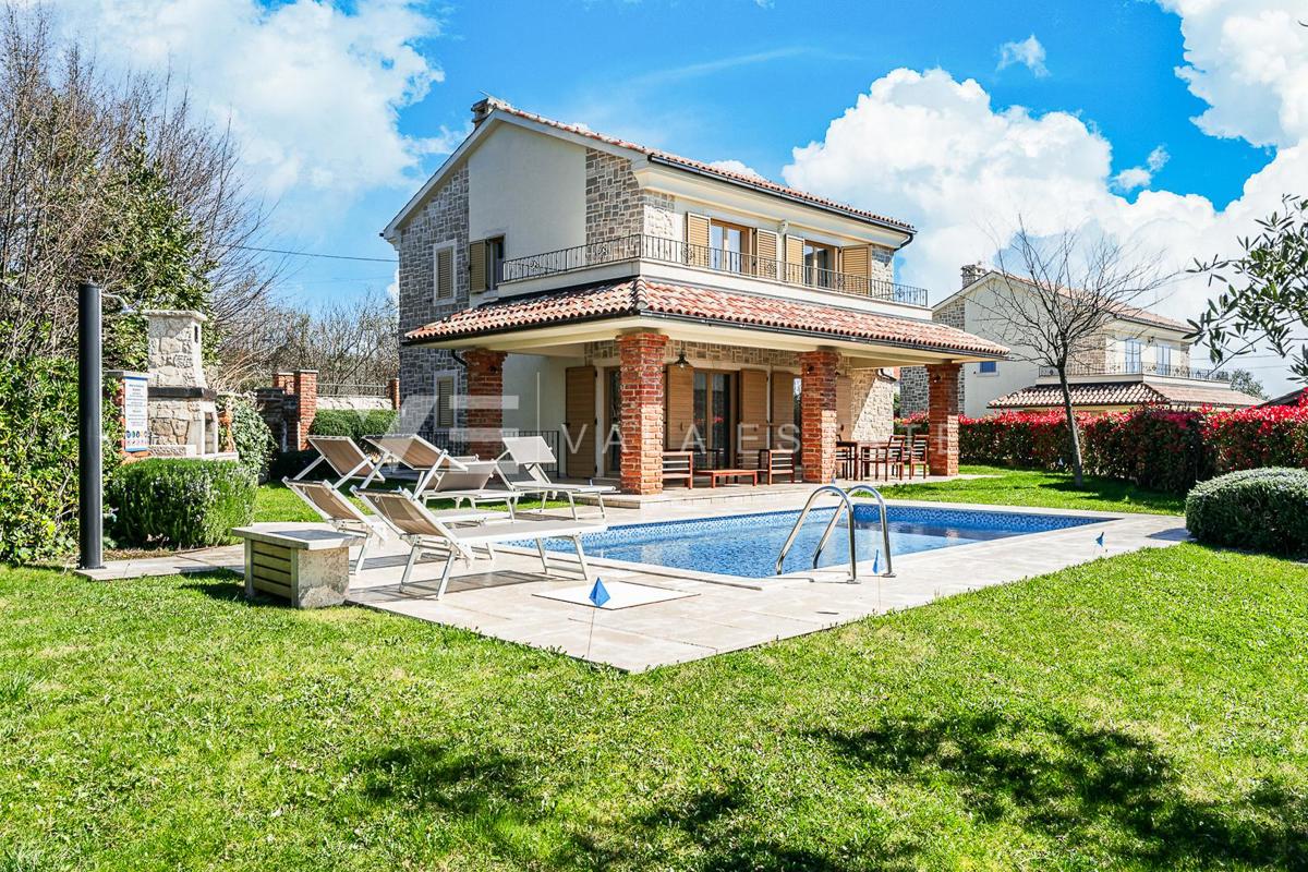 SREDOZEMSKA VILA Z BAZENOM NA MIRNI LOKACIJI