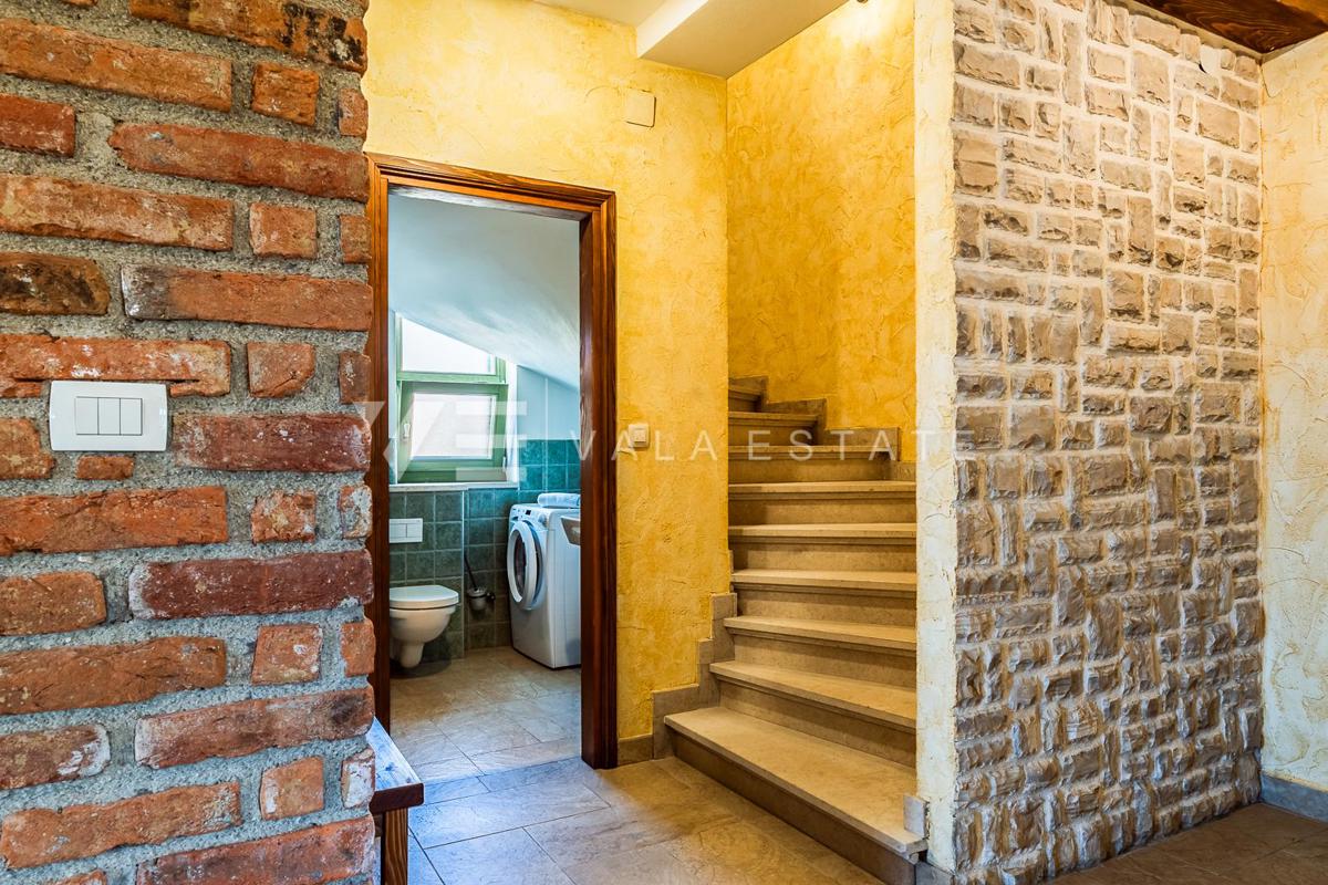 SREDOZEMSKA VILA Z BAZENOM NA MIRNI LOKACIJI
