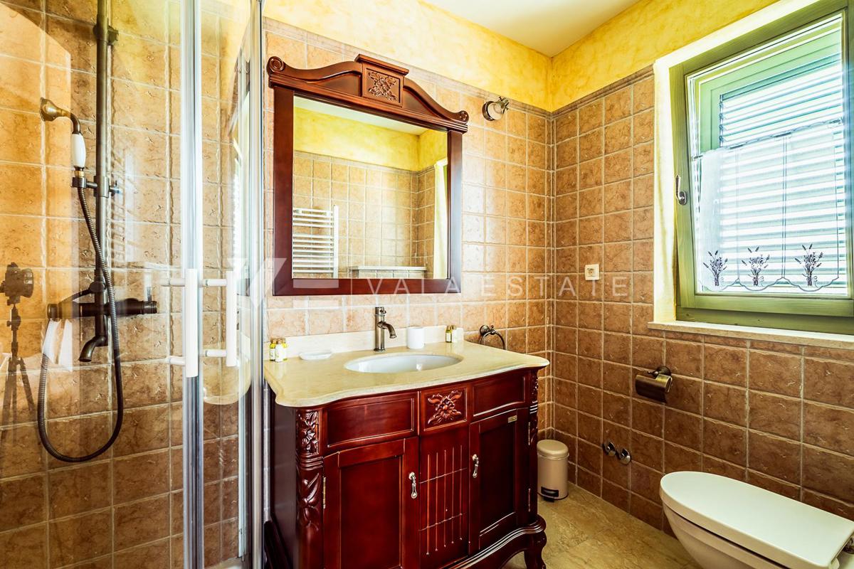 SREDOZEMSKA VILA Z BAZENOM NA MIRNI LOKACIJI