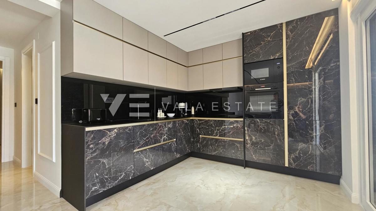 MODERNI PRITLIČNI APARTMA Z BAZENOM IN VRTOM