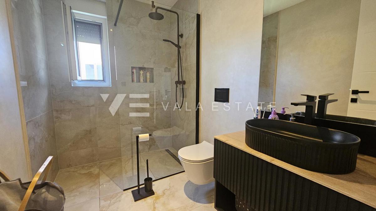 MODERNI PRITLIČNI APARTMA Z BAZENOM IN VRTOM