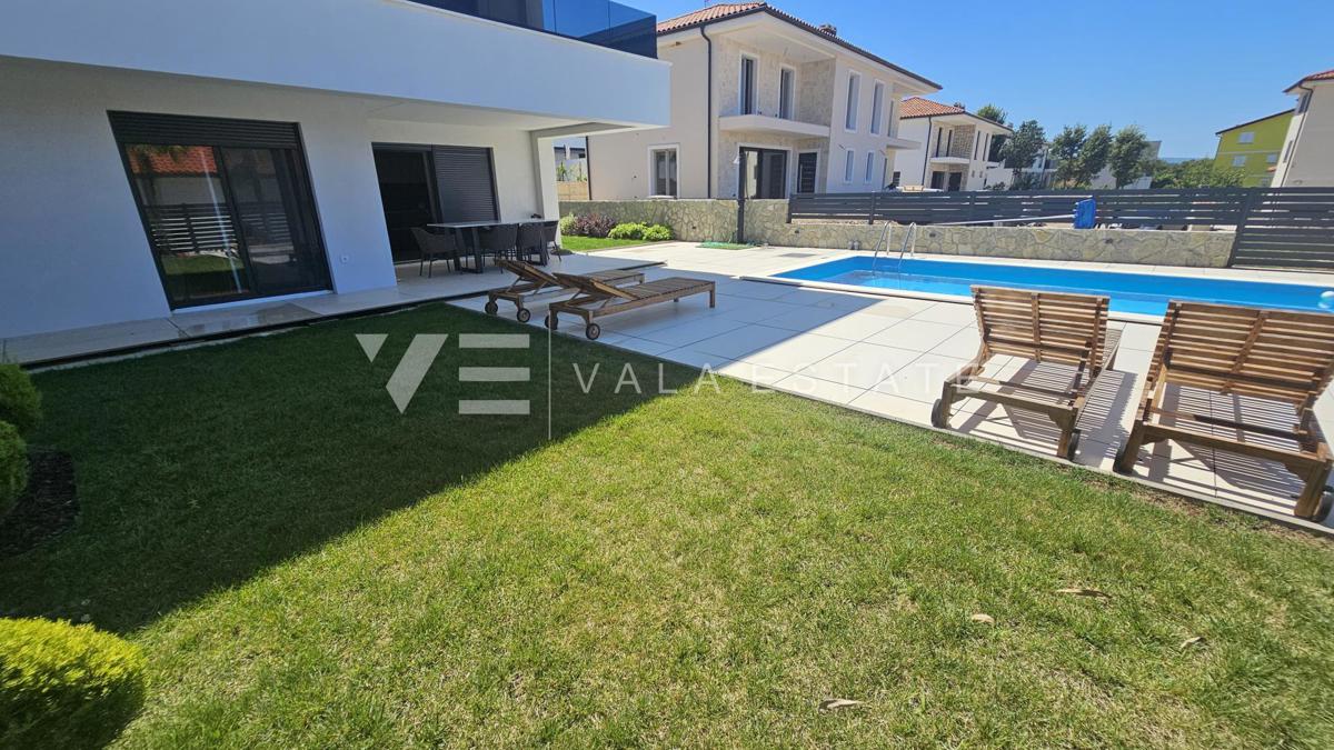 MODERNI PRITLIČNI APARTMA Z BAZENOM IN VRTOM