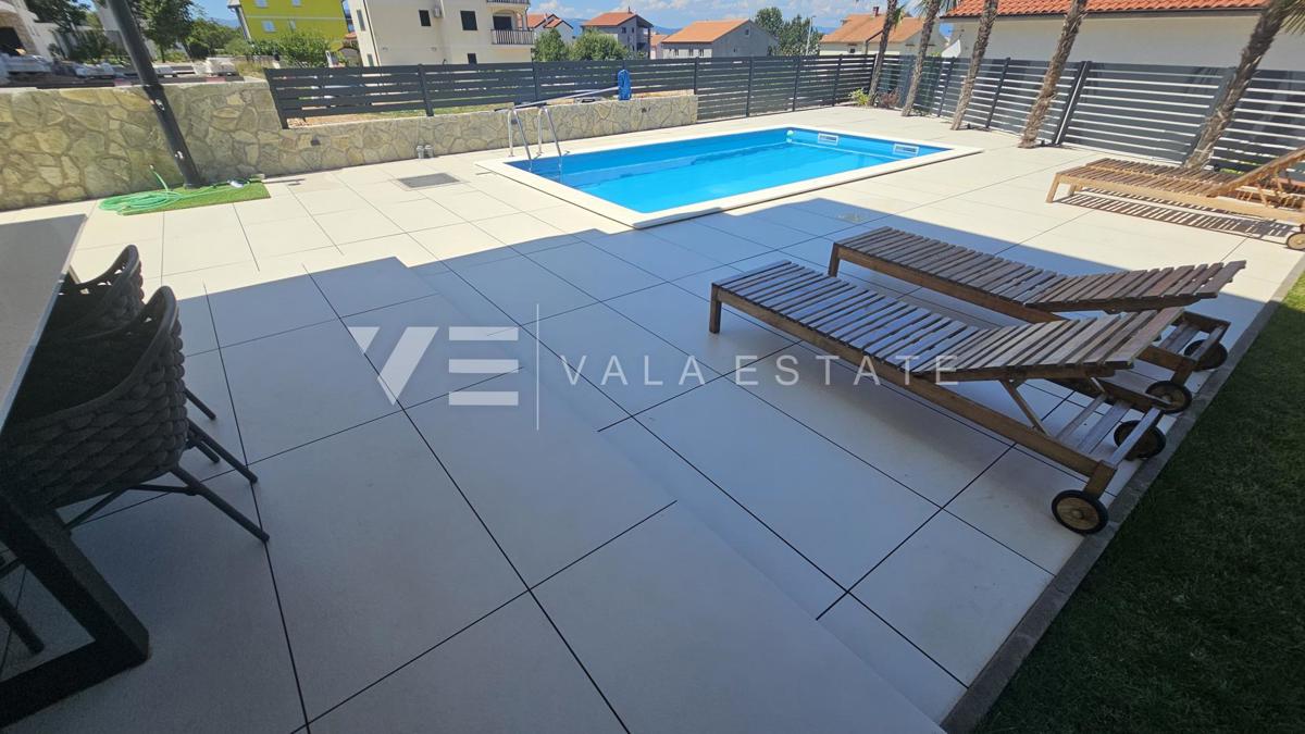 MODERNI PRITLIČNI APARTMA Z BAZENOM IN VRTOM