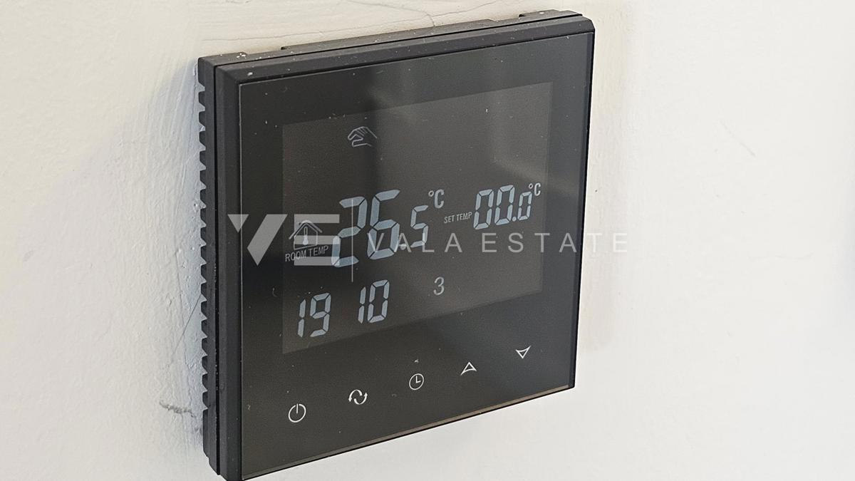 MODERNI PRITLIČNI APARTMA Z BAZENOM IN VRTOM