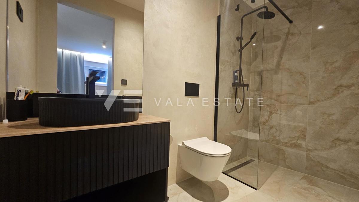 MODERNI PRITLIČNI APARTMA Z BAZENOM IN VRTOM