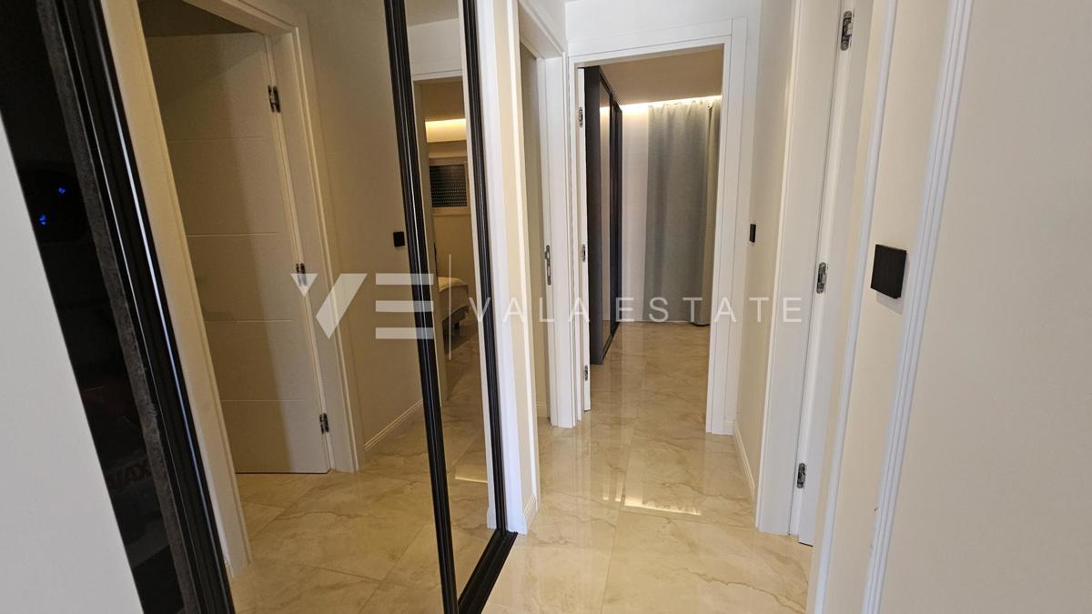 MODERNI PRITLIČNI APARTMA Z BAZENOM IN VRTOM