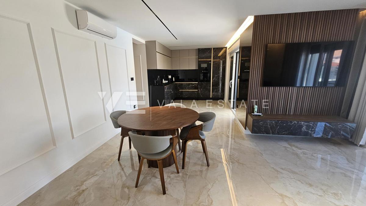 MODERNI PRITLIČNI APARTMA Z BAZENOM IN VRTOM
