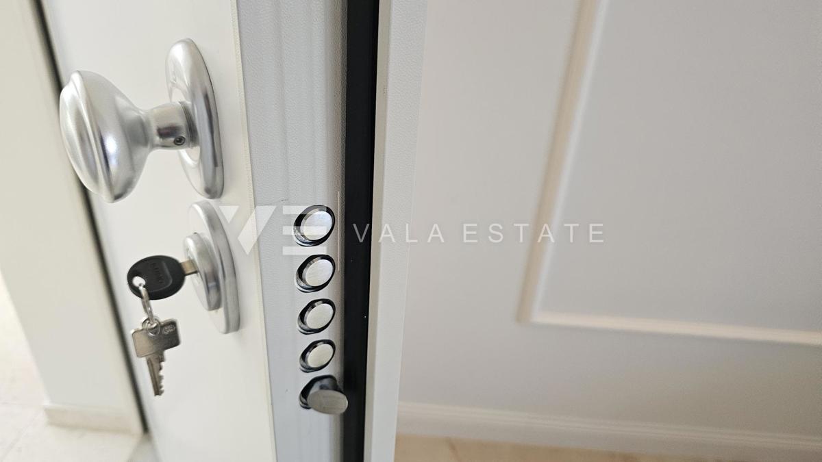 MODERNI PRITLIČNI APARTMA Z BAZENOM IN VRTOM