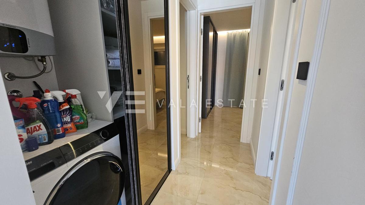 MODERNI PRITLIČNI APARTMA Z BAZENOM IN VRTOM