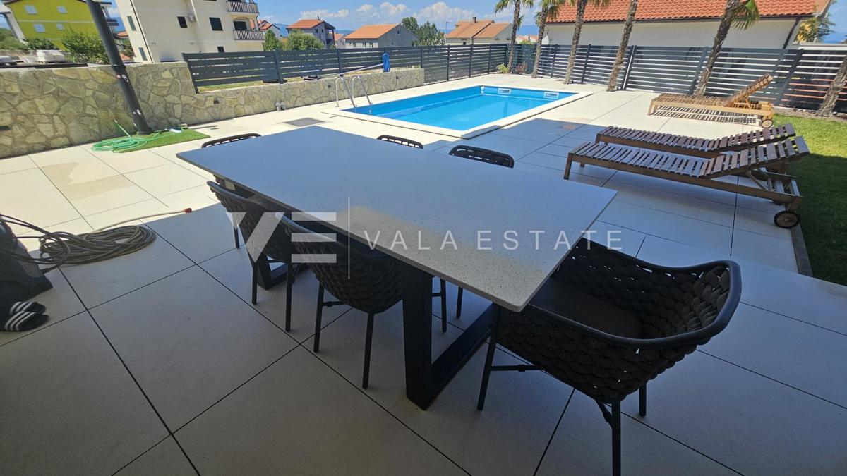 MODERNI PRITLIČNI APARTMA Z BAZENOM IN VRTOM