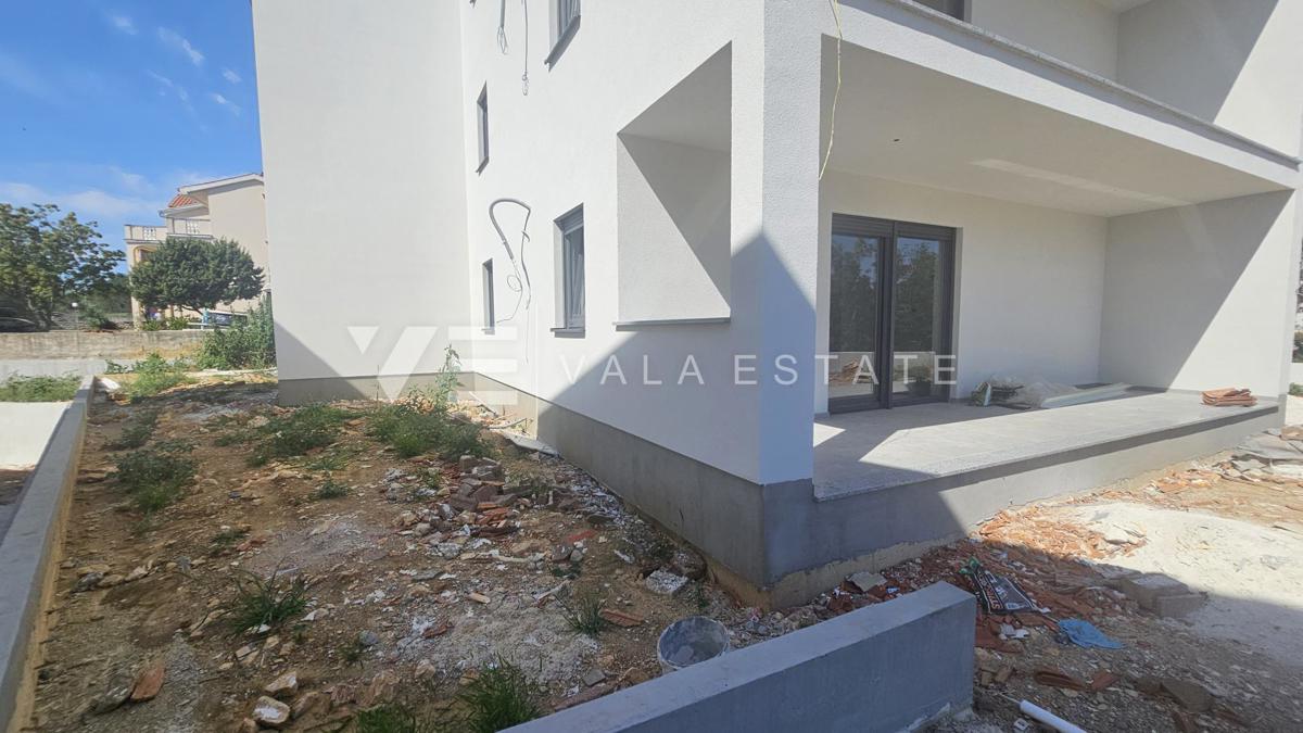 NOVI PRITLIČNI APARTMA Z VRTOM V BLIŽINI MORJA IN PLAŽE