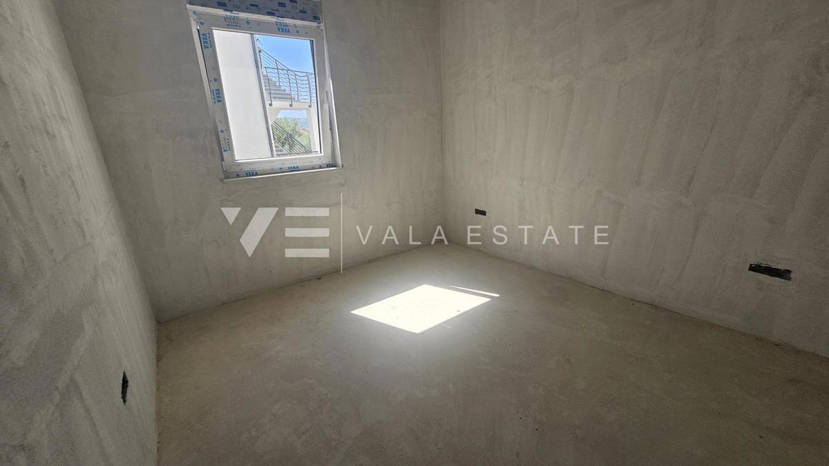 NOVI PRITLIČNI APARTMA Z VRTOM V BLIŽINI MORJA IN PLAŽE