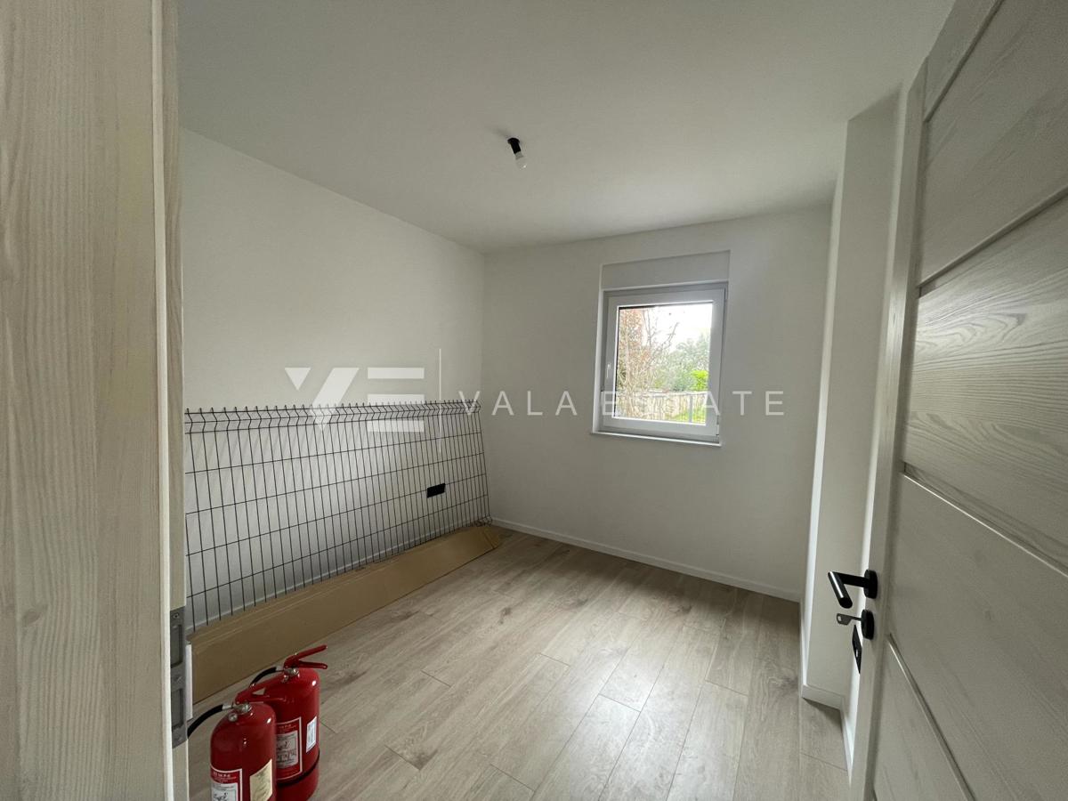 NOVI PRITLIČNI APARTMA Z VRTOM V BLIŽINI MORJA IN PLAŽE