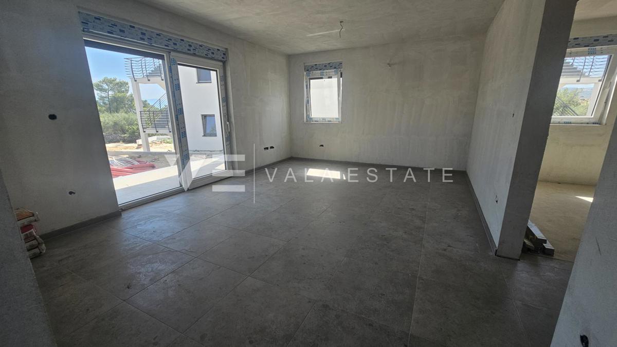 NOVI PRITLIČNI APARTMA Z VRTOM V BLIŽINI MORJA IN PLAŽE