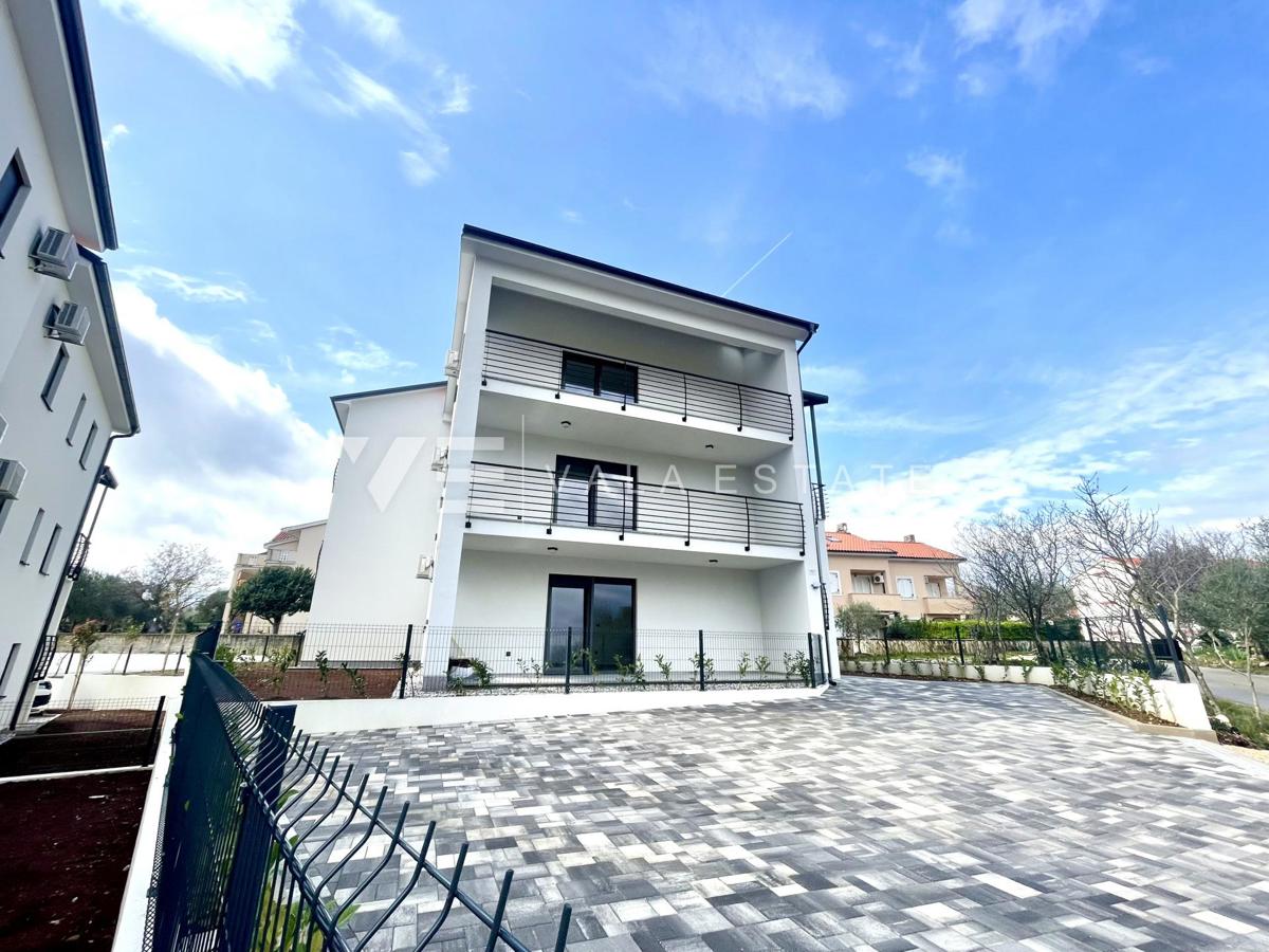 NOVI PRITLIČNI APARTMA Z VRTOM V BLIŽINI MORJA IN PLAŽE