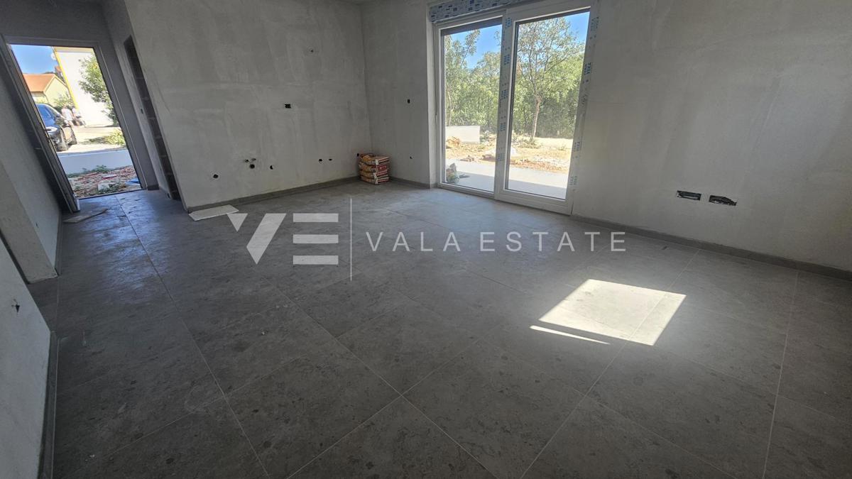 NOVI PRITLIČNI APARTMA Z VRTOM V BLIŽINI MORJA IN PLAŽE